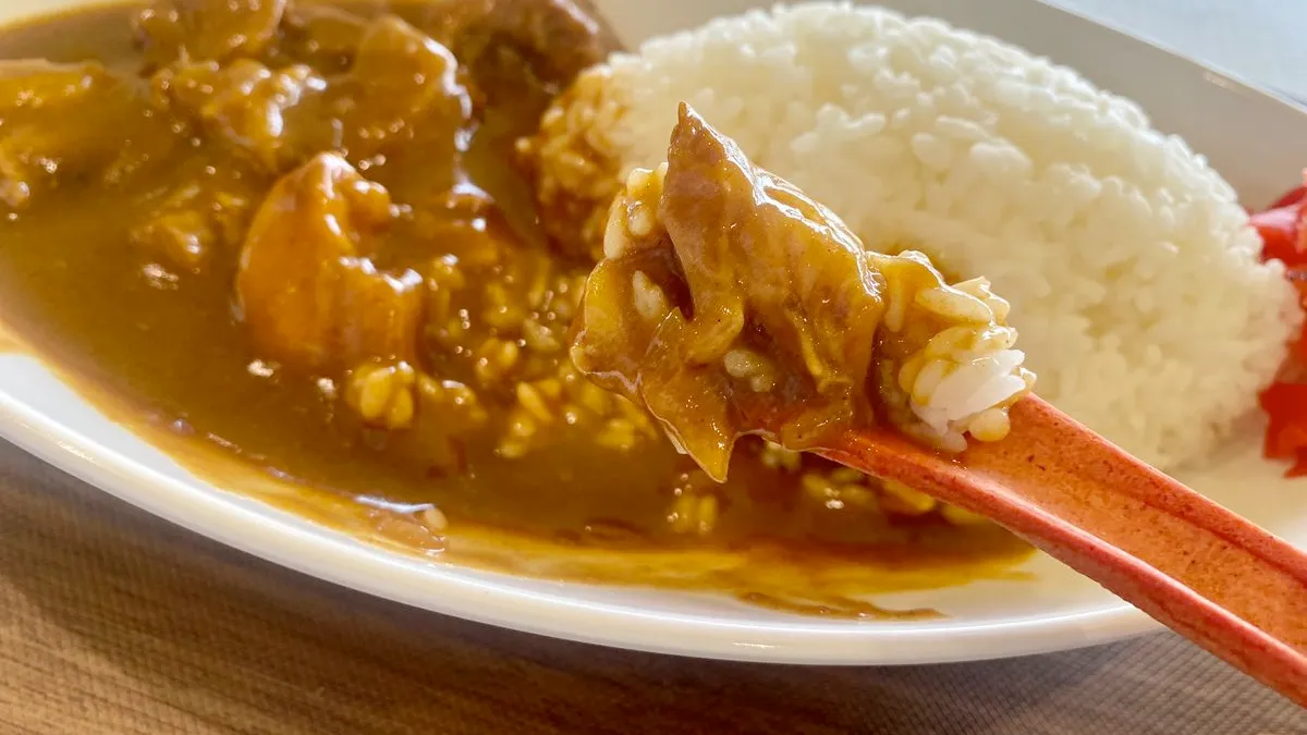 「本当においしい…？」ビーツ味・抹茶味の食べられるスプーンでカレーライスを実食！温かい緑茶にはかぼちゃ味、500回以上かき混ぜたあとに起きた“変化”とは…？